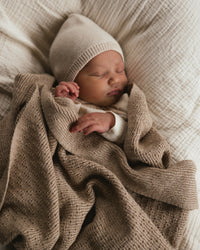 Hvid Dora Sand — slapende baby onder de deken
