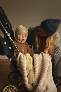 Hvid Gaston Soft Beige — deken bij baby in kinderwagen