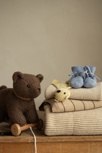 Hvid Gaston Soft Beige — deken met wollen knuffeldoekjes en babyslofjes