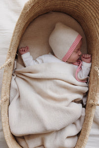 Hvid Gust Cream — baby met de deken in een mandje