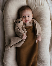 Hvid Tokki Sand — baby in een stoel met knuffeldoekje