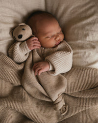 Hvid Tokki Sand — slapende baby met knuffeldoekje