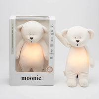 Moonie The Humming Bear 2.0 polyester cream in de verpakking, met de knuffel ernaast