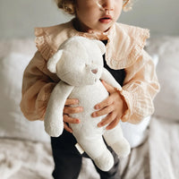 Kind draagt de Moonie The Humming Bear 2.0 polyester in cream