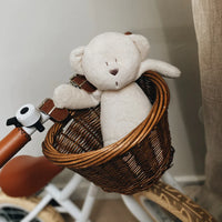 Moonie The Humming Bear 2.0 polyester cream in een rieten fietsmandje