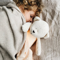 Slapend kind met de Moonie The Humming Bear 2.0 polyester in cream