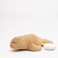 Moonie 2.0 Humming Zeehondje Seal - Hartslag, Licht & Smart Cry Detector - Cappuccino liggend naast de brandende module