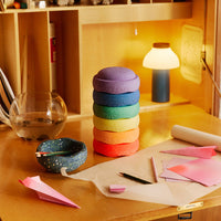Stapelstein Mini Water Lily Set Classic – Mini-elementen stapelen op een bureau