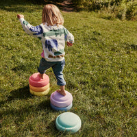 Stapelstein Rainbow Set Super Confetti Pastel – balanceren in het gras