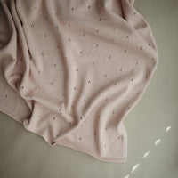 mushie-gebreide-deken-pointelle-80x100cm-blush-1